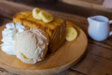 Honey toast whit ice cream.