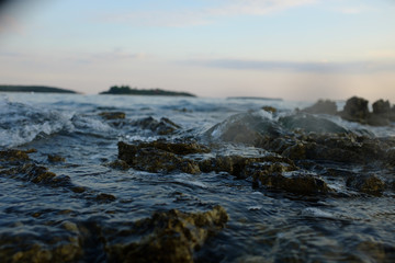 Meer mit Wellen am Strand. 