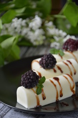 pana cotta, dessert with berries