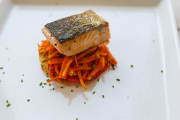 Lachsfilet auf Karottengemüse