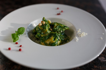 Ravioli mit grünem Pesto und Pinienkernen