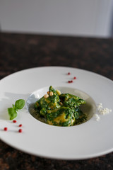 Ravioli mit grünem Pesto und Pinienkernen