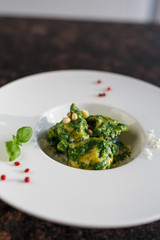 Ravioli mit grünem Pesto und Pinienkernen