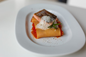 Cannelloni mit Tomatenfülle und Lachsforelle