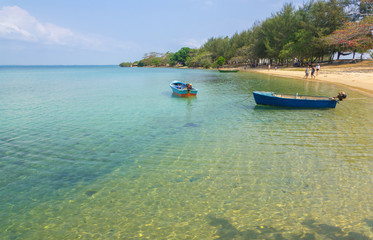 Fototapeta na wymiar Seaside beach view with fisher boat see through the water to sebase