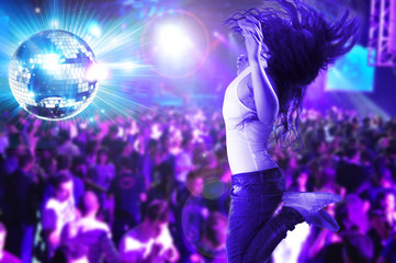 Ragazza in discoteca