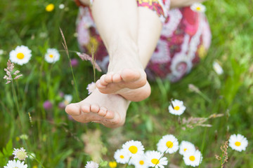 Feet in daisy field - 152299152