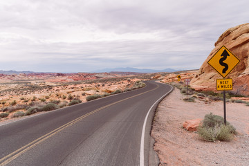 Fototapeta na wymiar Straße durch Wüstenlandschaft Canyon in Amerika
