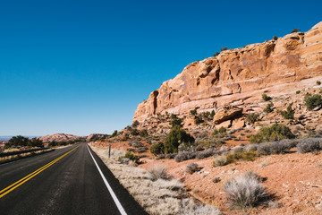 Straße in Amerika mit roten Felsen