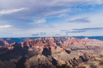 Fototapeta na wymiar Grand Canyon mit blauem Himmel und Wolken