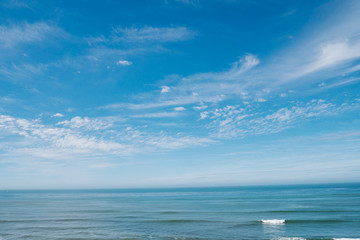 Obraz premium Blauer Himmel am Meer