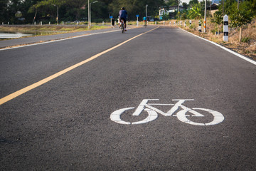Obraz premium bicycle symbol on lane road 