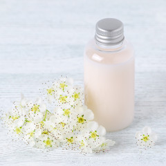 Fototapeta na wymiar natural hair conditioner or shampoo or body lotion with fresh flowers