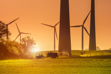 Windräder Windrad Windpark nachhaltige Landwirtschaft Windenergie Sonnenaufgang Gegenlicht...