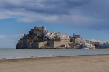 Fototapeta na wymiar Castillo y playa de Peñíscola (Castellon. España).