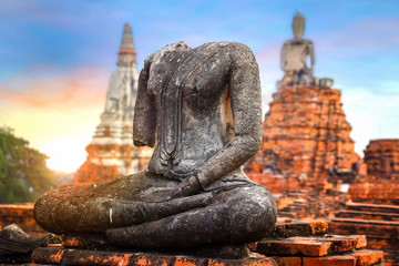 Obraz premium Wat Chaiwatthanaram temple in Ayuthaya Historical Park, a UNESCO world heritage site in Thailand