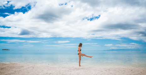 Fototapeta na wymiar Playing on the mirror like beach on an remote paradise island in Bohol