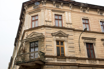 Fototapeta na wymiar Angle old historical house with a balcony