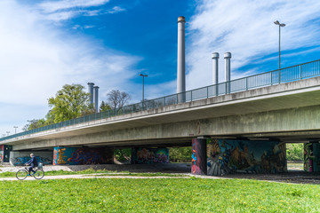 Fototapeta na wymiar Brudermühlbrücke in München an der Isar vor dem Heizkraftwerk Süd