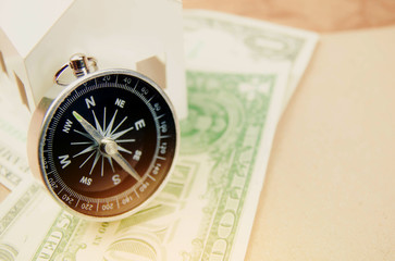 Magnetic compass with pocket money with vintage style
