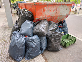 Container mit Plastiksäcken