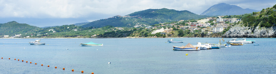 Fototapeta na wymiar Bucht vor dem italienischen Seebad Palinuro, im Hintergrund Centola 