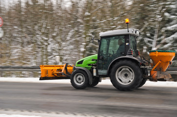 Mitzieher, fahrende Fahrzeuge im Winter auf glatter Straße, Erzgebirge, Zinnwald, Europa,...