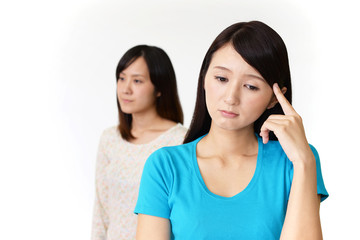 憂鬱な表情の女性