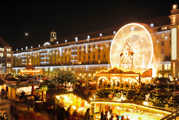 Weihnachtlicher Striezelmarkt in Dresden, Sachsen, Deutschland, ÖffentlicherGrund