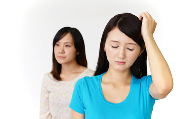 憂鬱な表情の女性