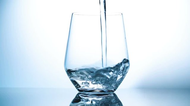 eau verser dans un verre 