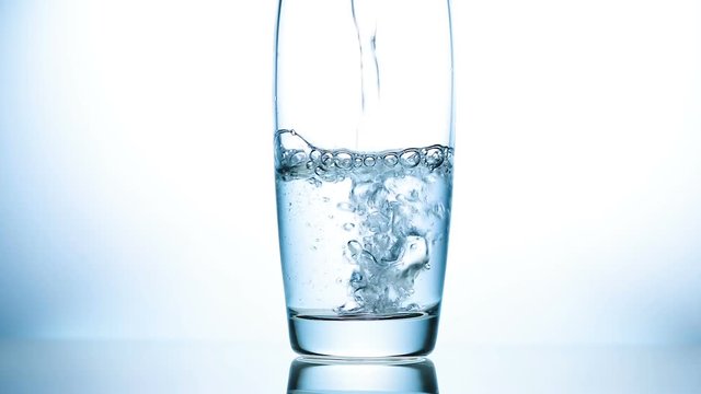 eau vers&eacute;e dans un verre  