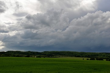 Fototapeta na wymiar Paysage ciel d'orage