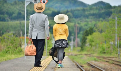 新緑のプラットホーム・旅のファミリー