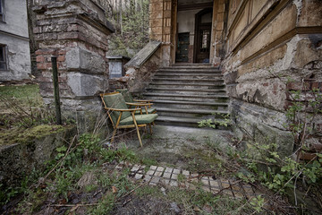 Fototapeta na wymiar Abandoned chair by the stairs