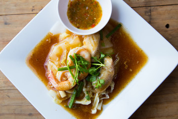 Wide rice noodles in gravy,Fried Noodles with twine,Noodle Raadna put many vegetables and seafood