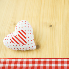 Ein selbst genähtes Herz mit Holzhintergrund, quadratisch, Textfreiraum