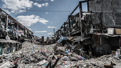 The most infamous slum in Philippines, Happyland in Manila, and people live right in this...