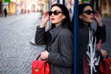 Obraz premium Woman on the street with red backpack