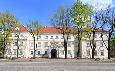 Fototapeta na wymiar Zabytkowy budynek w Łowiczu wybudowany w latach1689 do 1730 wg. projektu Tylmana z Gameren. Początkowo było w nim seminarium, później m. innymi jako szkoła, więzienie, muzeum itp.