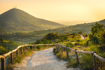Fototapeta premium Euganean Hlls żółty zachód słońca Szlak Pianoro del Mottolone Padwa Włochy Region Veneto