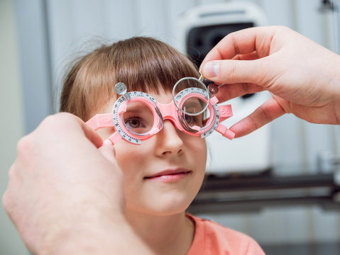 Trial frame. Glasses prescription for a child. Child's hypermetropy. Child's shortsightedness. Child's myopia. Child's longsightedness. Ametropy correction with glasses.