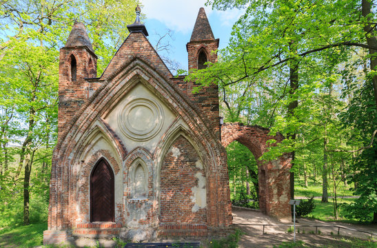 Park Romantyczny w stylu ogrodu angielskiego w Arkadii w gminie Niebor&oacute;w pod Łowiczem. Ruiny Domku Gotyckiego