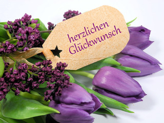 lila Tulpen und Flieder mit Etikett Herzlichen Glückwunsch