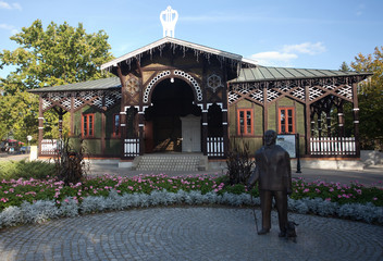 Teatr, zabytkowy gmach - jeden z trzech tego typu drewnianych obiektów w Europie, Ciechocinek, Polska

