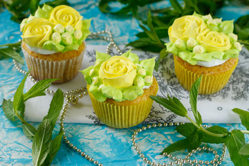 Cupcakes with yellow roses from protein cream