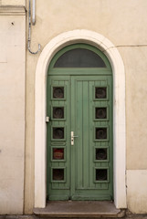 Fototapeta na wymiar Alte grüne Haustür in einer südfranzösischen Stadt