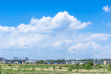 春の青空と東京郊外の風景
