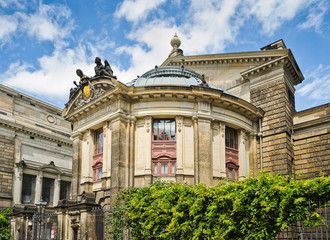 Fototapeta premium Kunstakademie Dresden vom Platz an der Frauenkirche aus