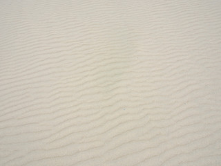 Fototapeta na wymiar Hintergrund: Sandstruktur auf dem Strand